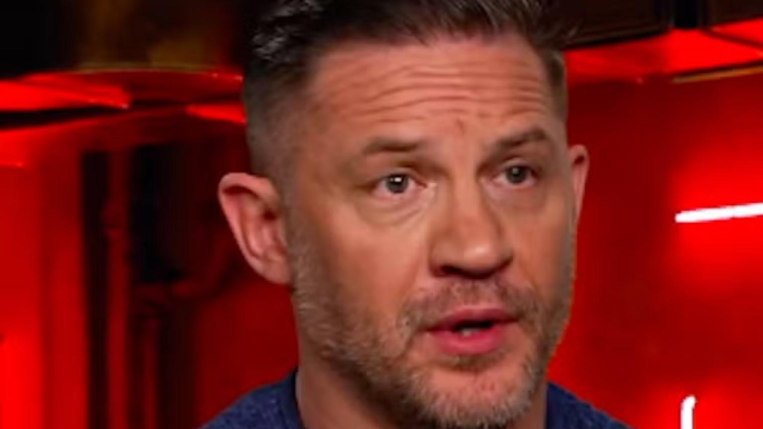 Tom Hardy confirma transplante capilar com bom humor em entrevista descontraída