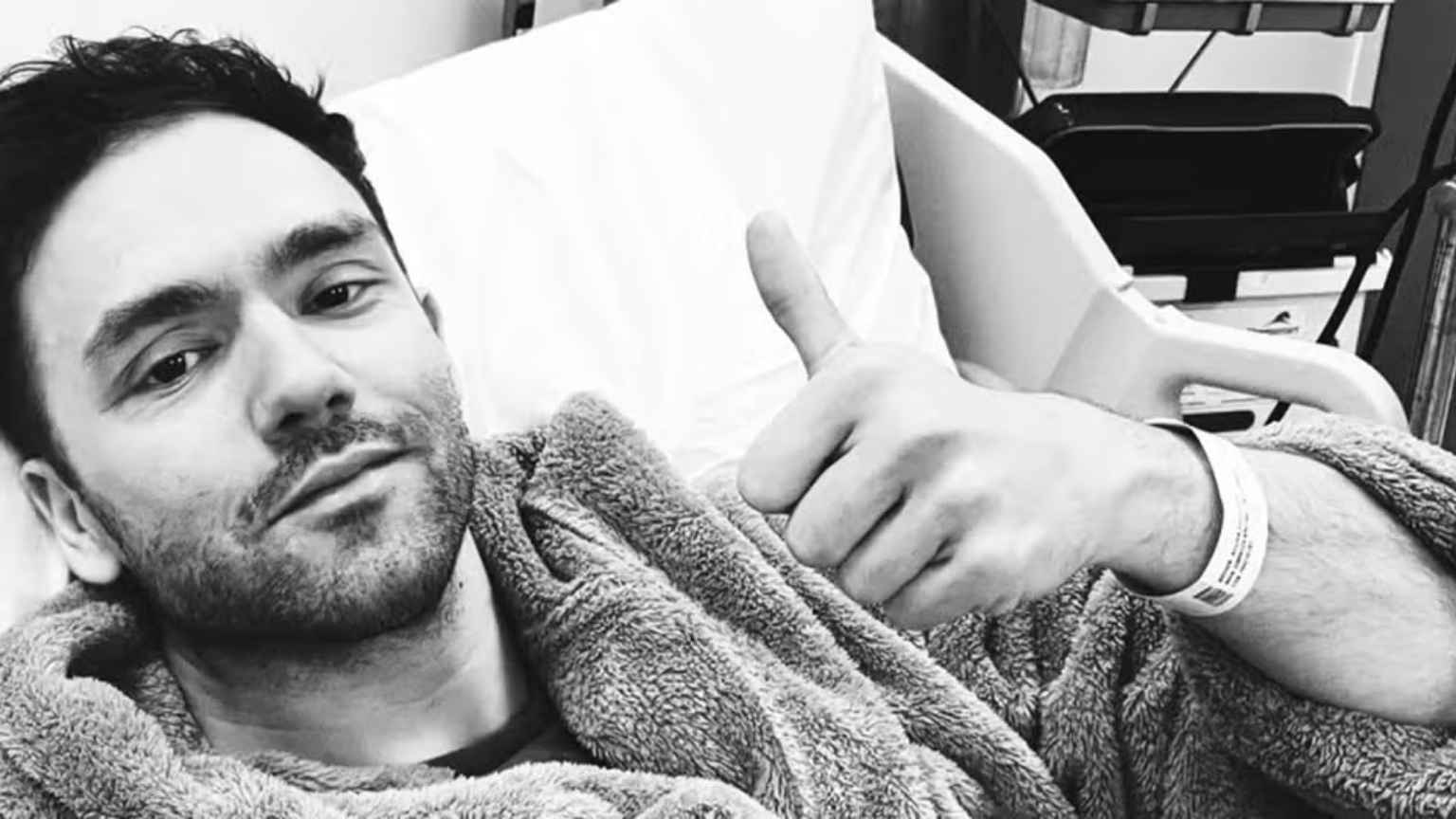 Andy Brown, da banda Lawson, revela tratamento contra doença rara com quimioterapia