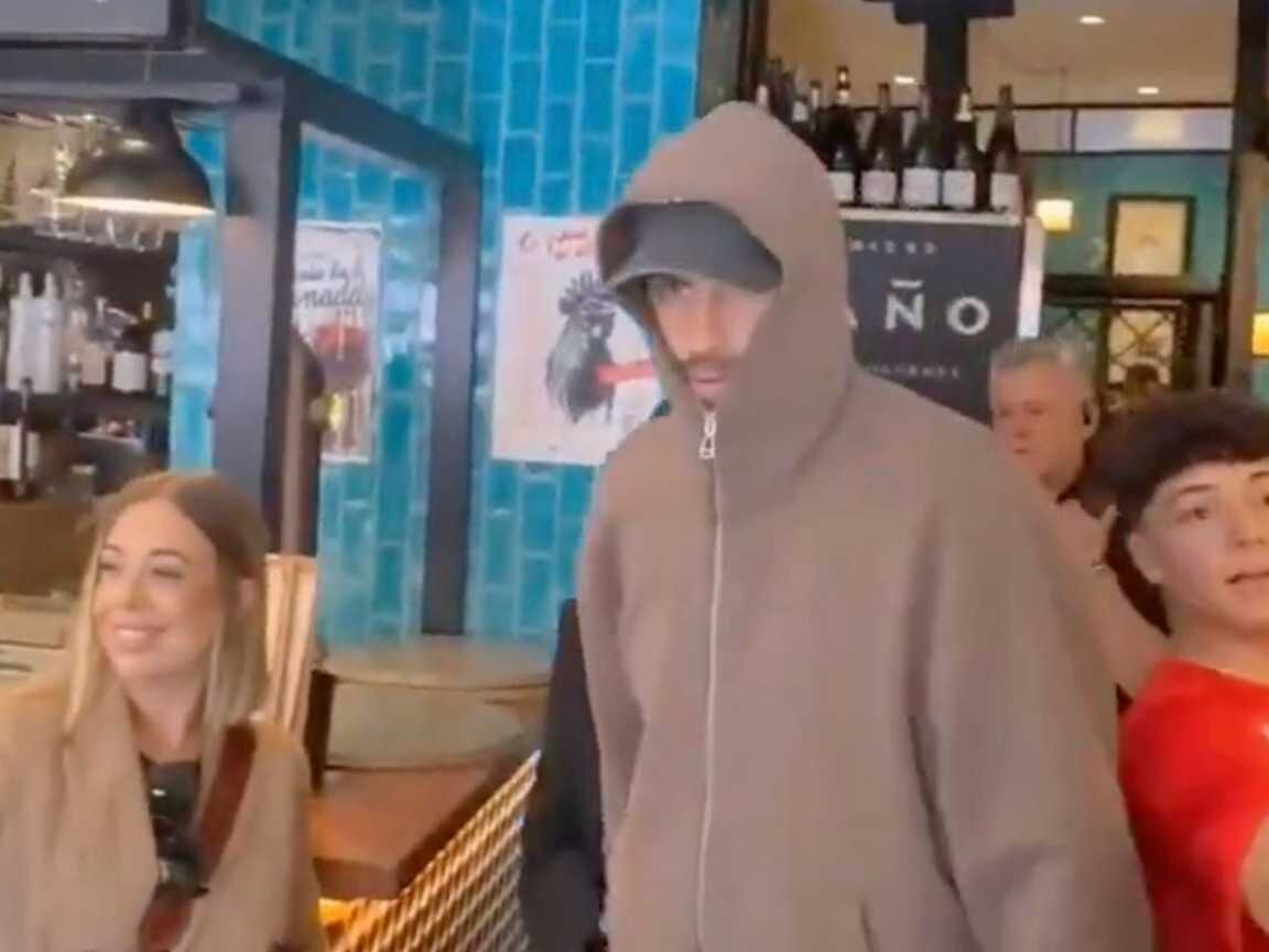 Piqué e Clara Chía são escoltados pela polícia após tumulto em restaurante na Espanha