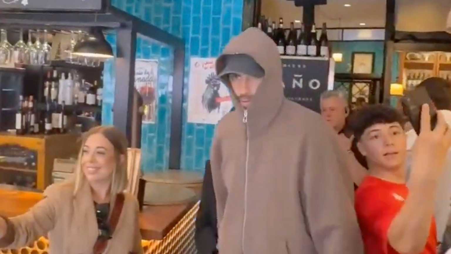 Piqué e Clara Chía são escoltados pela polícia após tumulto em restaurante na Espanha