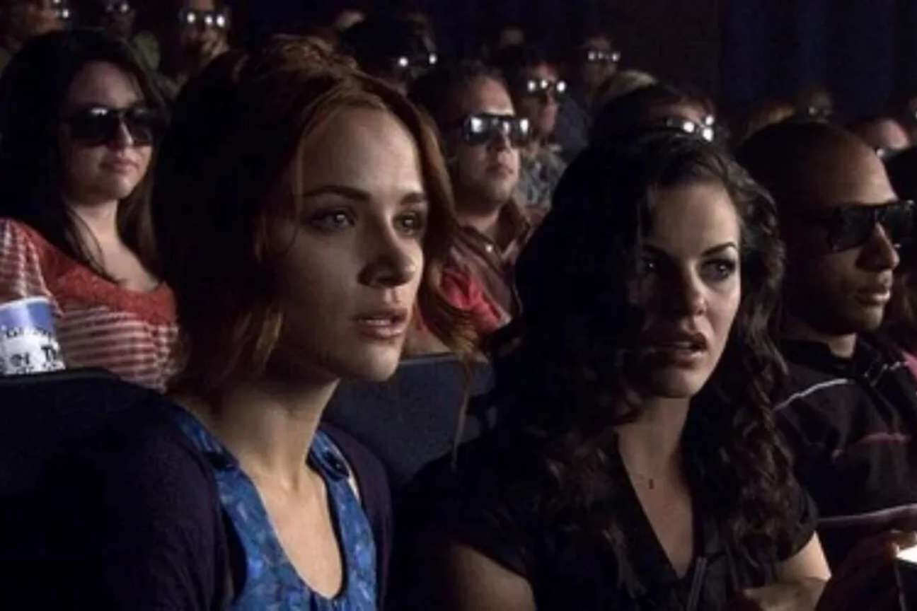 Cena da vida real imita 'Premonição': mulher é atingida por pedaço de teto durante sessão de Premonição 6