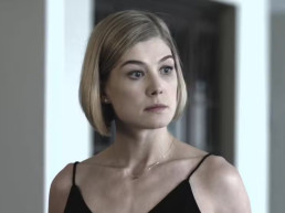 Rosamund Pike relembra assalto violento sofrido em Londres durante ligação com a mãe