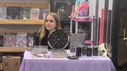 Após ser 'ignorada' na Bienal, jovem autora comove web e ganha nova chance de autógrafos neste sábado