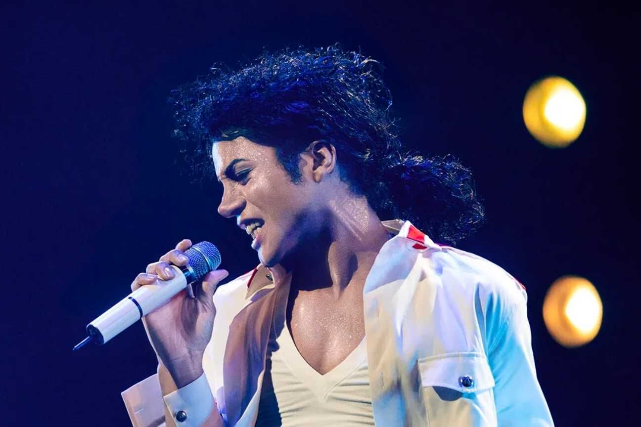 Cinebiografia de Michael Jackson é adiada para 2026 e terá história dividida em dois filmes