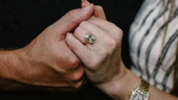 Taylor Swift anuncia noivado com Travis Kelce e exibe anel de R$ 3 milhões