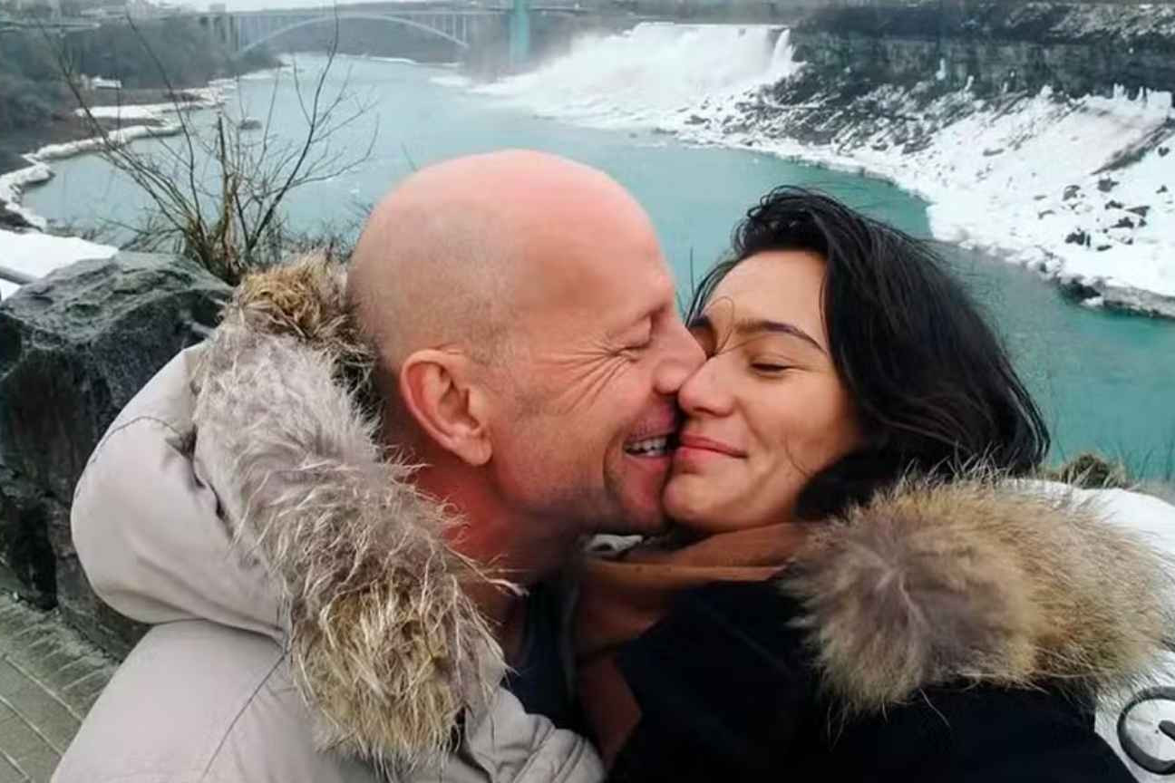 Esposa de Bruce Willis chora ao falar de 'lapsos' do ator em meio à demência