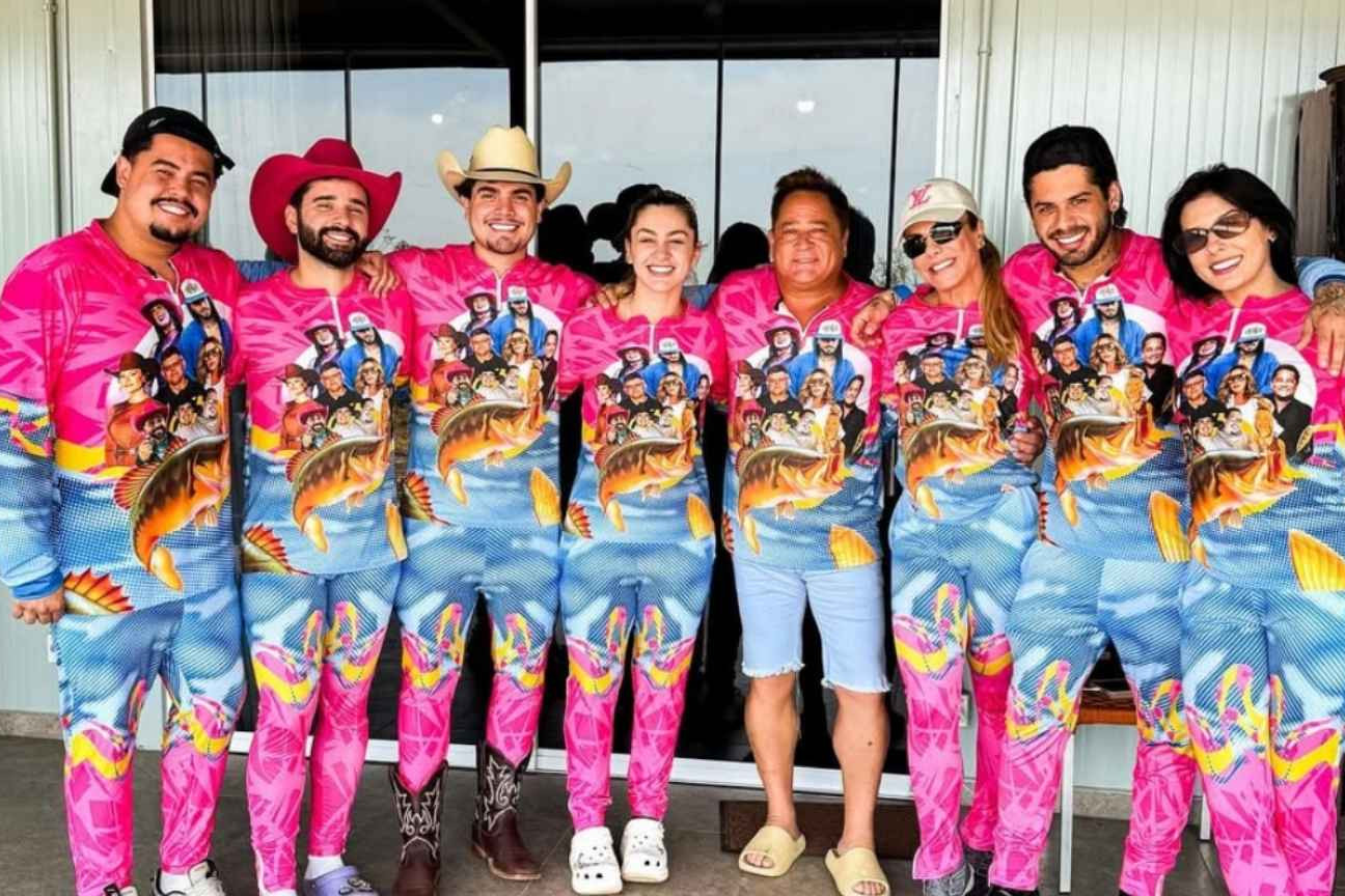 Ana Castela e Zé Felipe posam com Leonardo em look de família no Pantanal