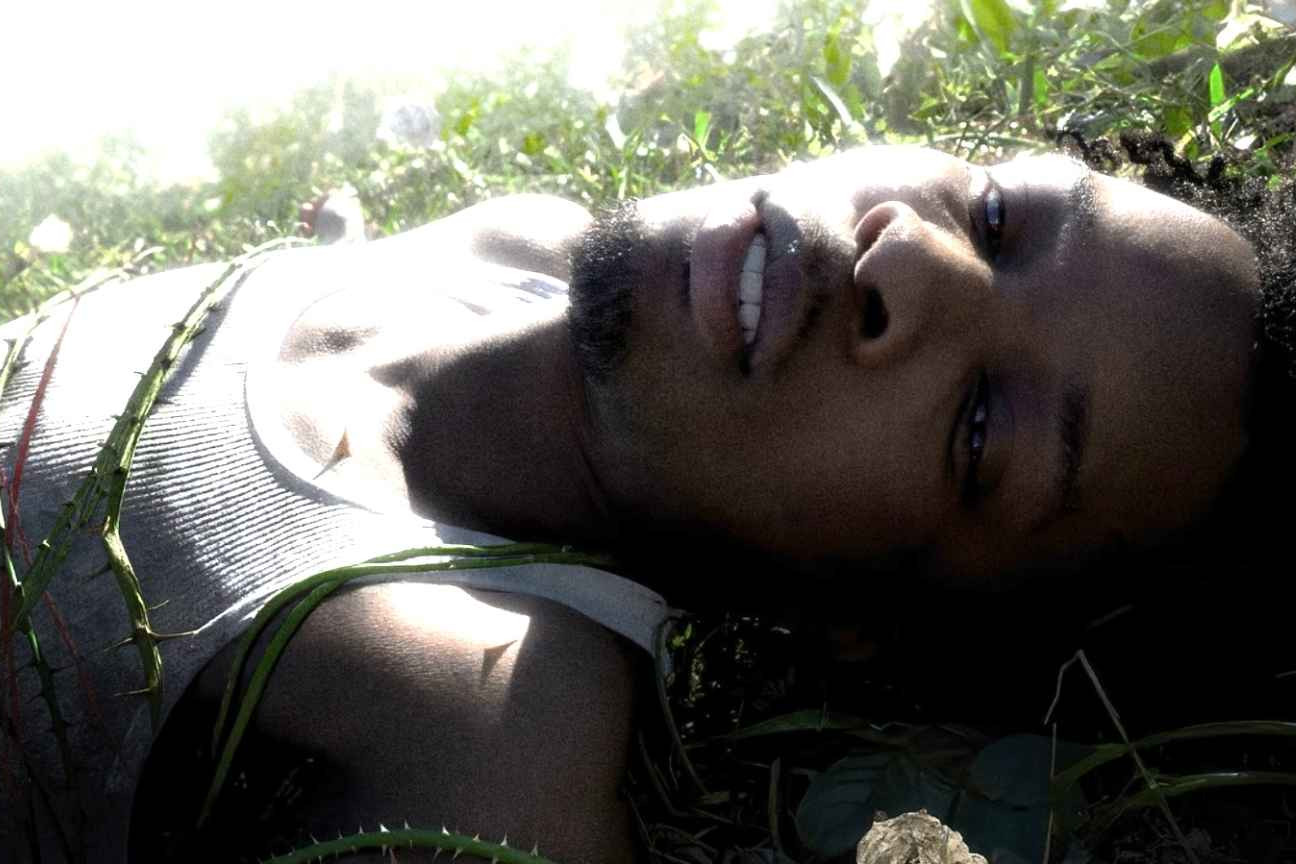 Cantor d4vd cancela turnê após corpo ser encontrado em seu carro