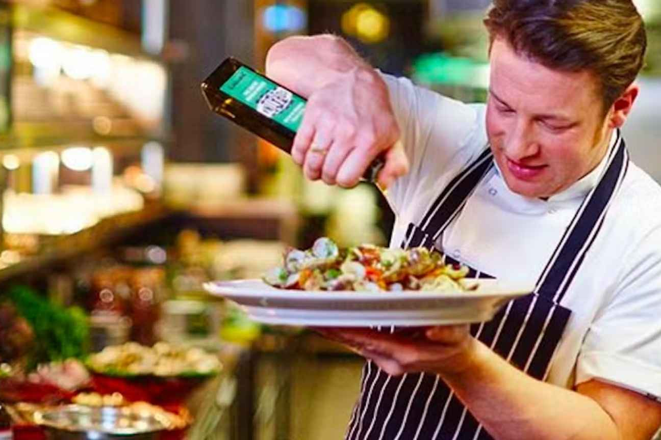 Jamie Oliver culpa sua 'burrice em matemática' pela falência de seus restaurantes