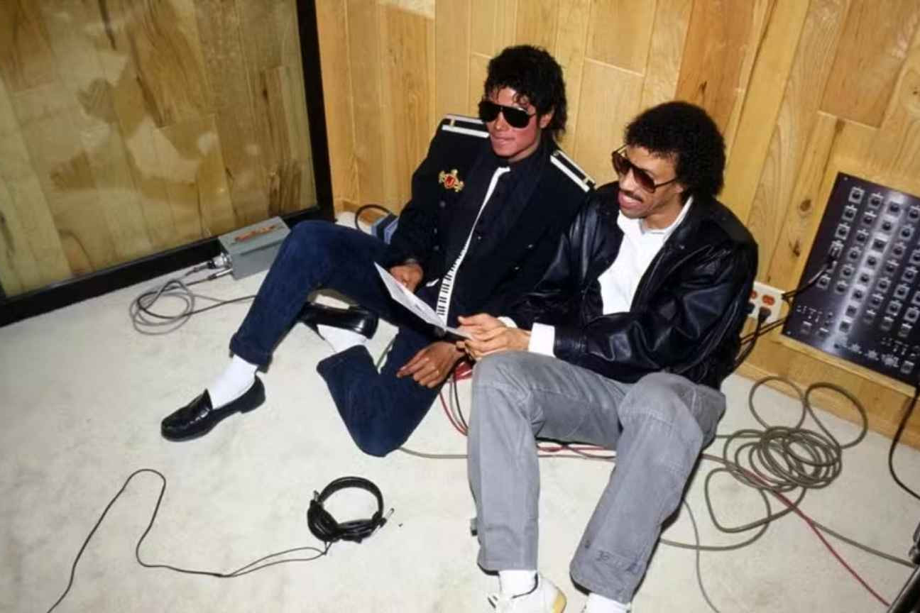 Michael Jackson era chamado de 'fedorento' por amigos, revela Lionel Richie