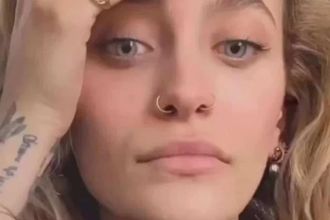 Paris Jackson revela trauma com fotos do pai ao lamentar a morte de Kirk