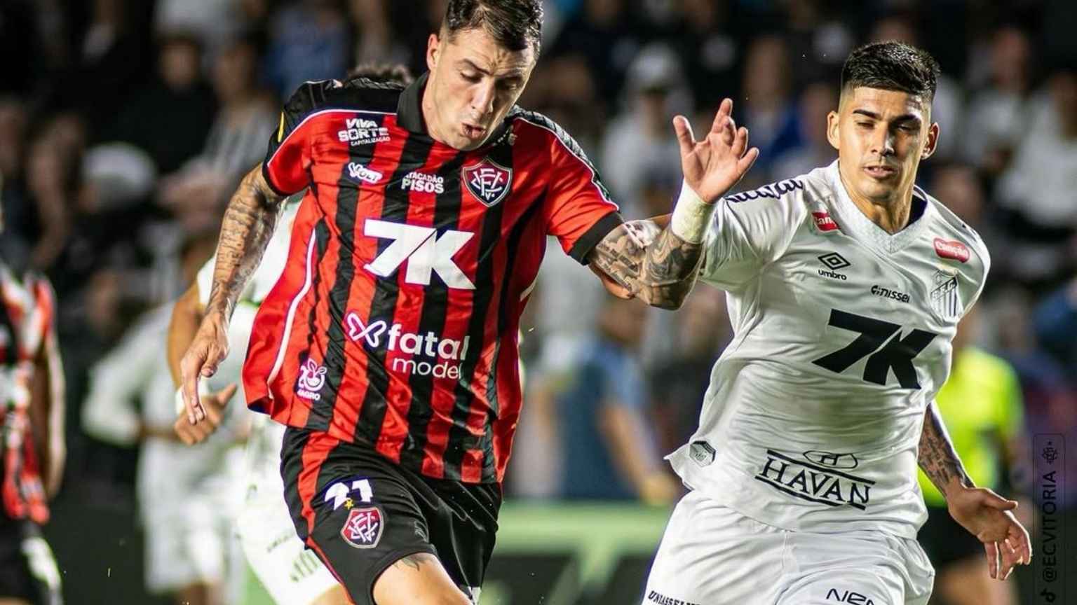 Vitória rompe barreira histórica na Vila Belmiro e iguala o Santos na tabela