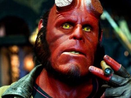 Ron Pearlman como Hellboy - Foto: Reprodução