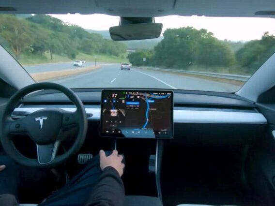 Tesla faz recall de quase dois milhões de carros por problemas no piloto automático