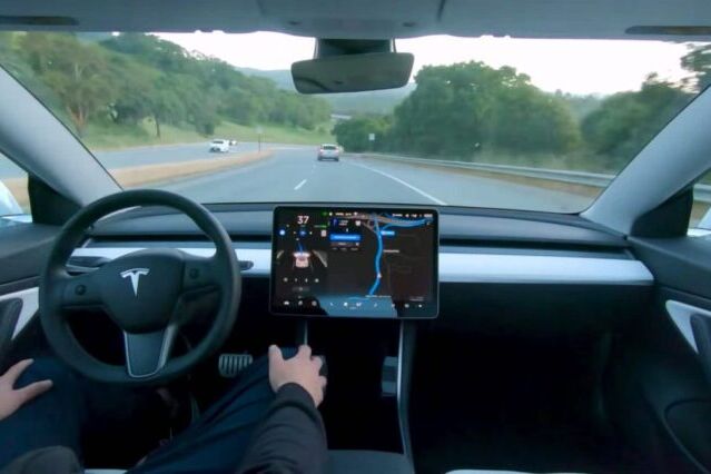 Tesla faz recall de quase dois milhões de carros por problemas no piloto automático