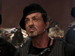 Stallone reclama de lesões e recomenda o uso de dublês