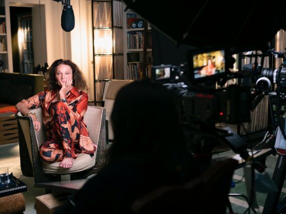Diane von Furstenberg em cena do documentário - Foto: Disney+