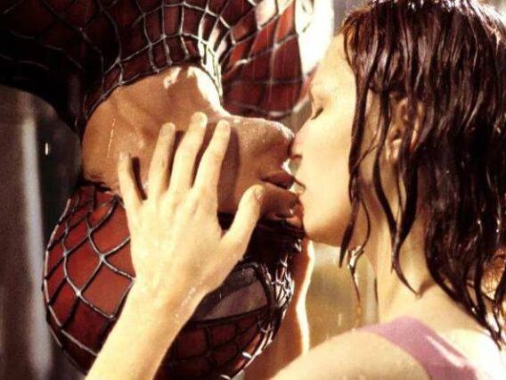 Kirsten Dunst revela que beijo na chuva de Homem-Aranha foi um pesadelo