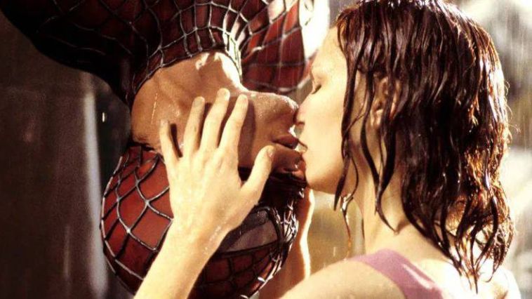 Kirsten Dunst revela que beijo na chuva de Homem-Aranha foi um pesadelo