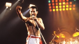 Freddie Mercury, líder da banda Queen - Foto: Instagram @officialqueenmusic