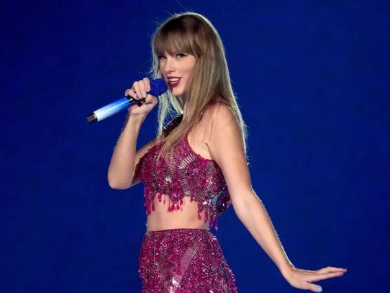 Jato privado de Taylor Swift é alvo de protesto climático em Londres