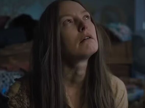 Alicia Witt em cena de Longlegs - Foto: Saturn Films / Neon