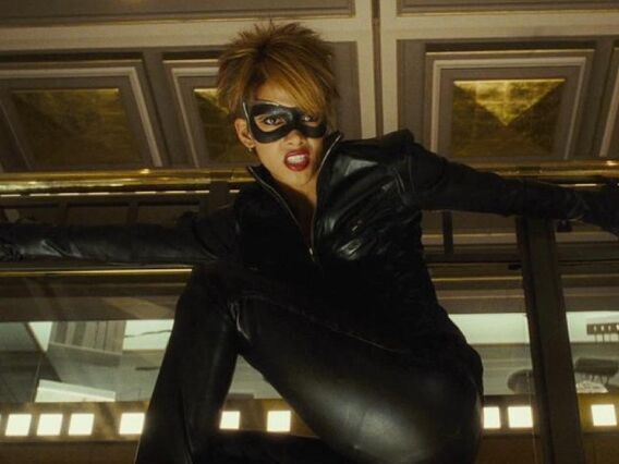 Halle Berry em Mulher Gato - Foto: Warner Bros.