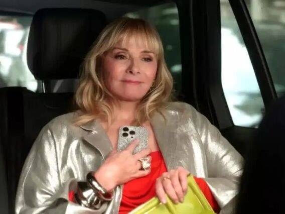 Kim Cattrall em pequena participação na série And Just Like That - Foto: HBO Max