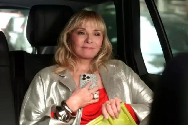 Kim Cattrall em pequena participação na série And Just Like That - Foto: HBO Max
