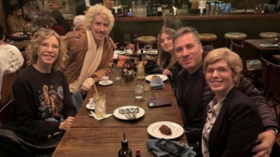 Marília Gabriela e família durante jantar - Foto: Instagram @gabi_mariliagabriela