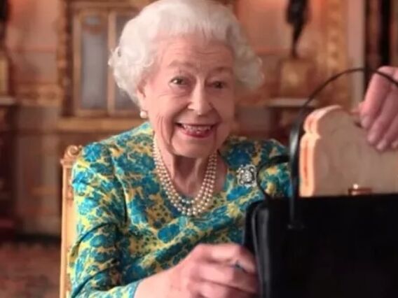 Rainha Elizabeth II em comercial - Foto: YouTube