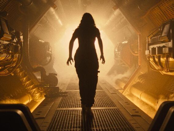 Diretor explica razão de elenco jovem em Alien: Romulus - 