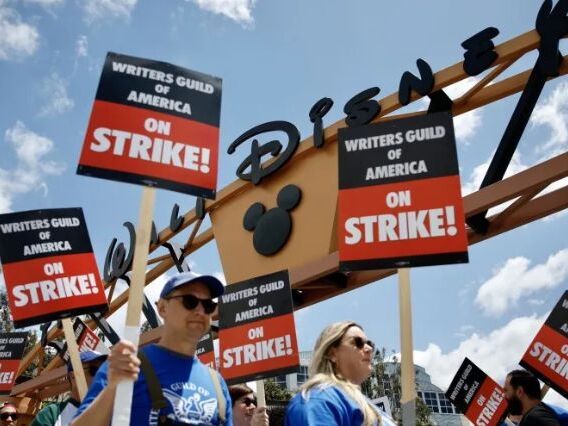 Após greve, roteiristas veem baixos salários e ganhos muito menores em Hollywood