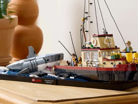 Novo set de LEGO recria cena icônica de Tubarão