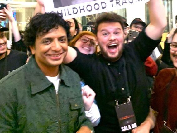 Fã surpreende M. Night Shyamalan com cartaz divertido e viraliza