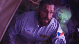 Adam Sandler em cena de O Astronauta, lançado em 2024 na Netflix - Foto: Netflix