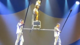 Artista do Gravity Circus cai de corda bamba em espetáculo no Reino Unido - Foto: YouTube