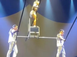 Artista do Gravity Circus cai de corda bamba em espetáculo no Reino Unido - Foto: YouTube