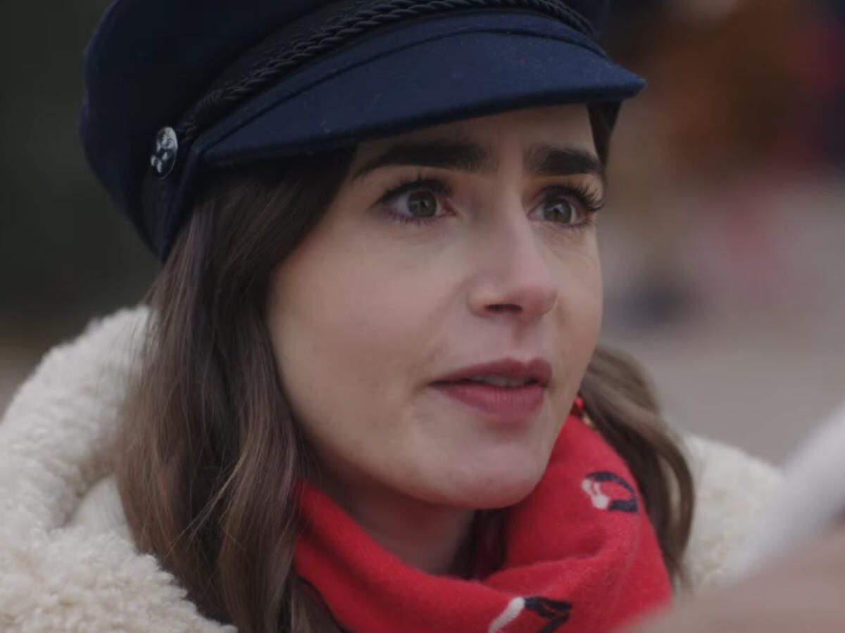 Lily Collins em cena de Emily em Paris - Foto: Netflix