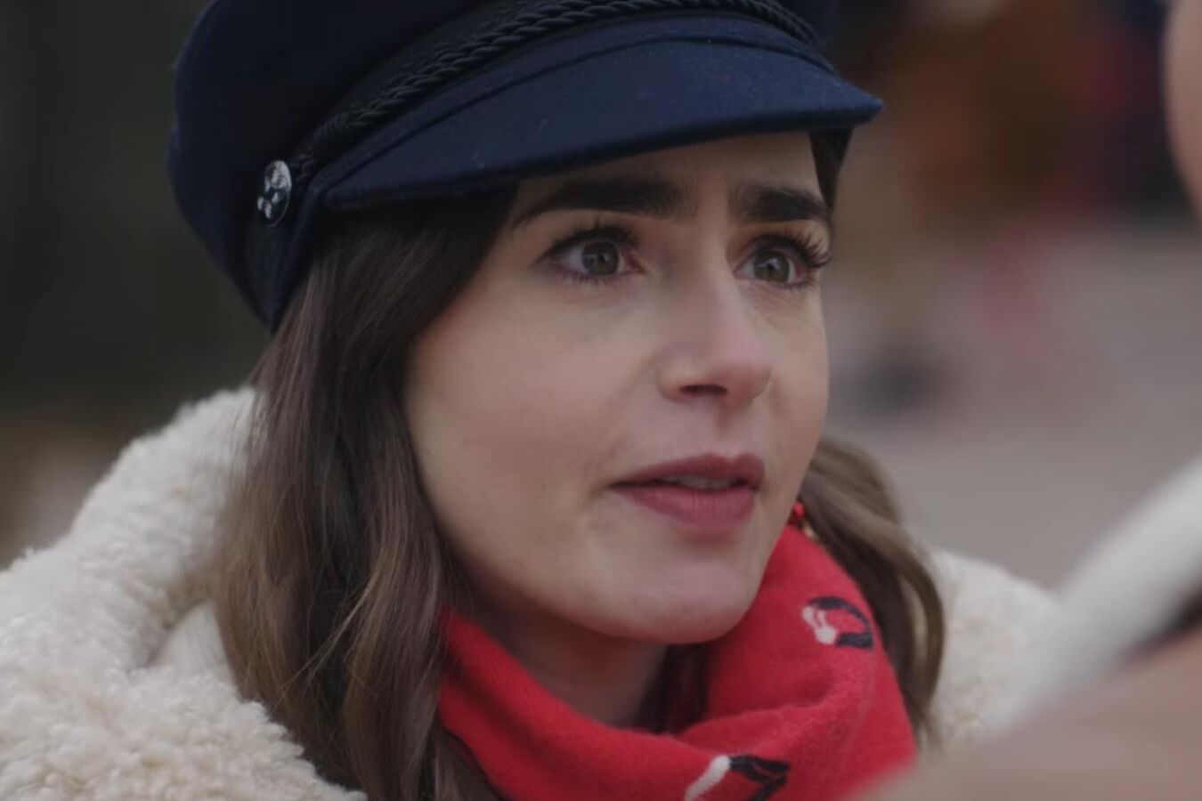 Lily Collins em cena de Emily em Paris - Foto: Netflix