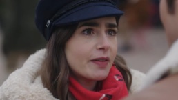Lily Collins em cena de Emily em Paris - Foto: Netflix