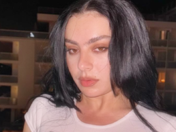 Charli xcx - Foto: Reprodução / Instagram @charli_xcx
