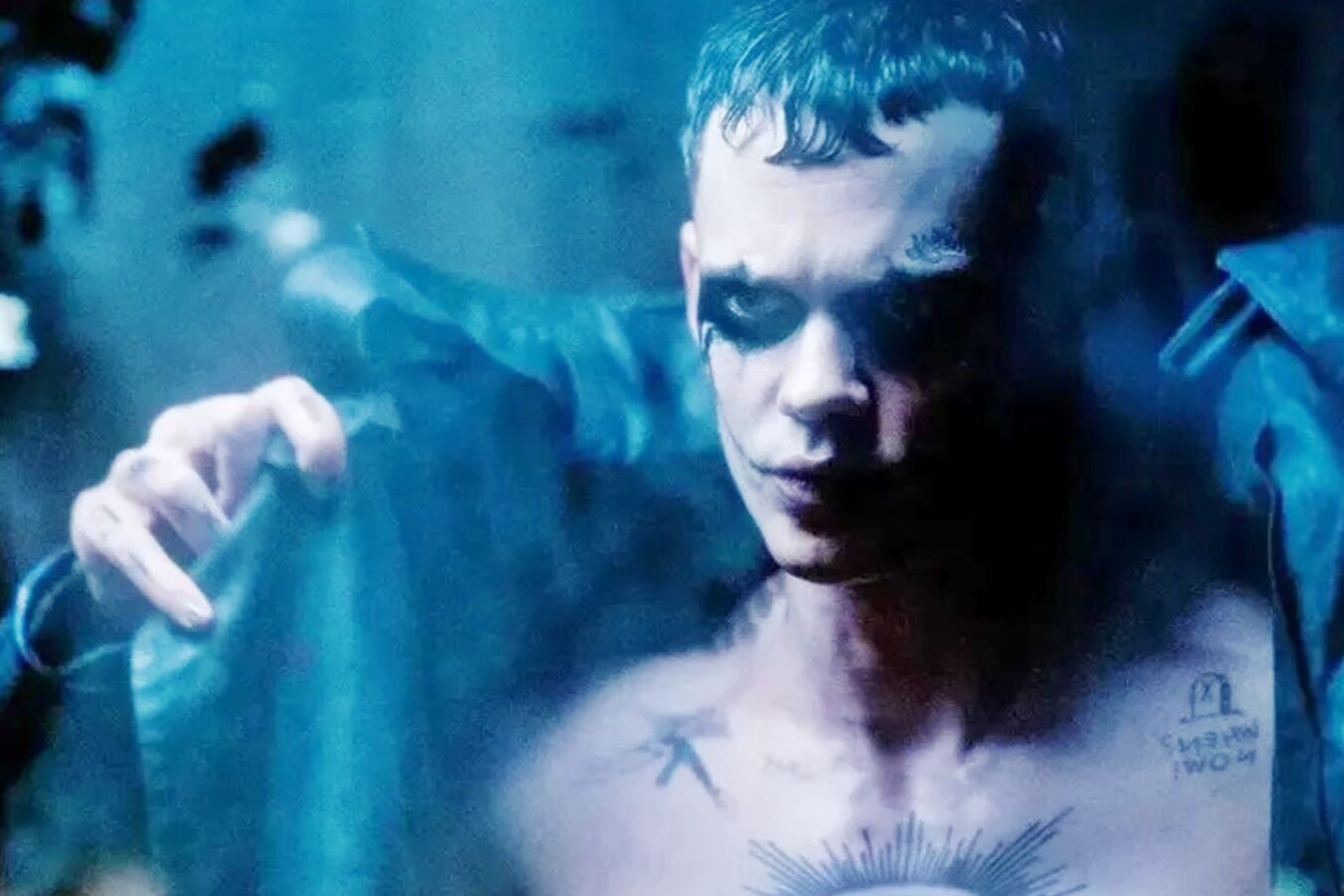 Bill Skarsgard em 'O Corvo' - Foto: Reprodução / Imagem Filmes