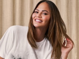 Chrissy Teigen - Foto: Reprodução / Instagram @chrissyteigen