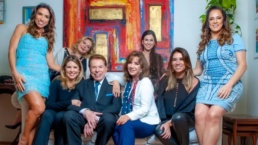 Silvio Santos ao lado da esposa, Iris Abravanel, e das seis filhas - Foto: Rogério Pallatta/SBT
