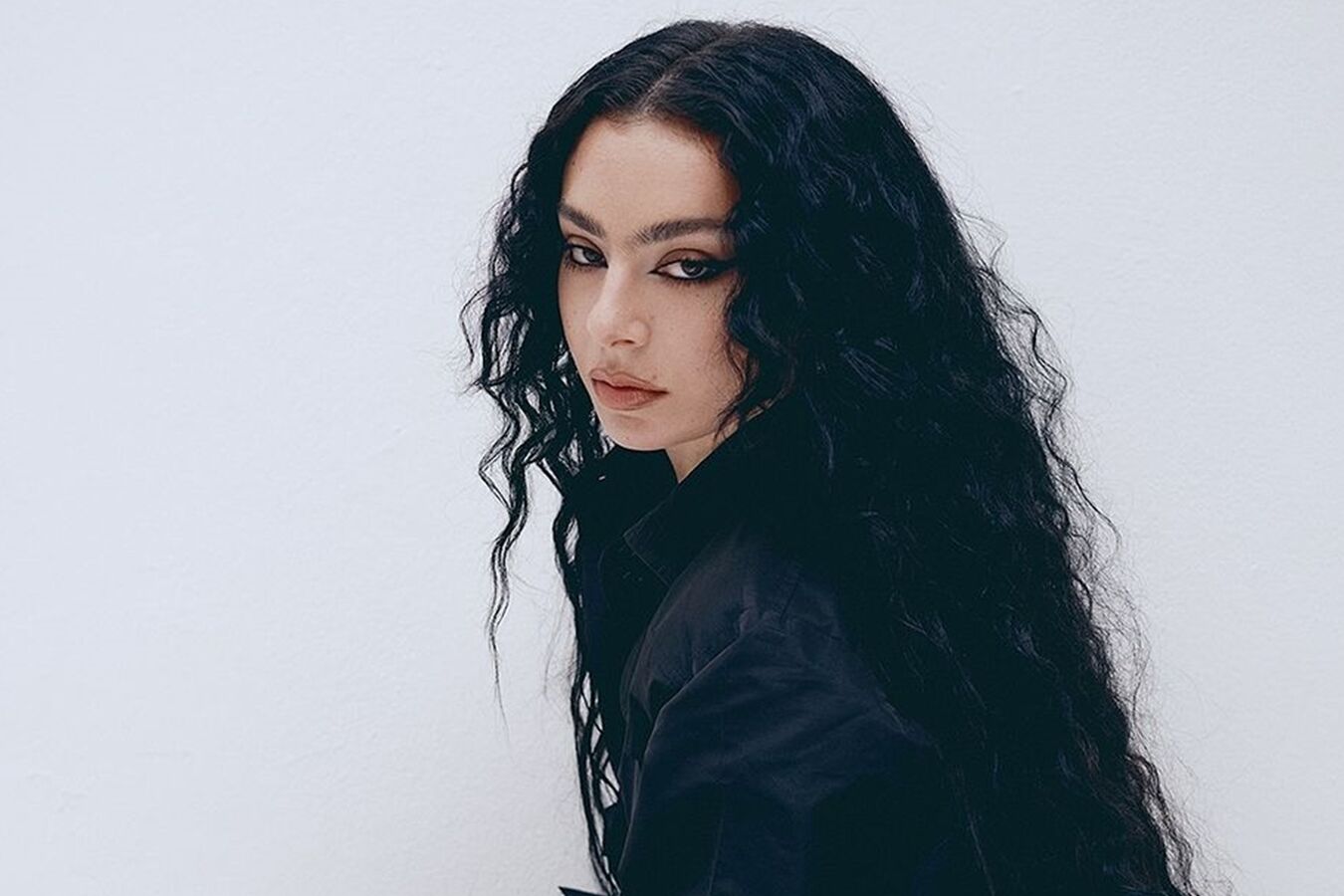 Charli xcx - Foto: Reprodução / Instagram @charli_xcx