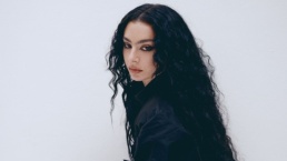 Charli xcx - Foto: Reprodução / Instagram @charli_xcx