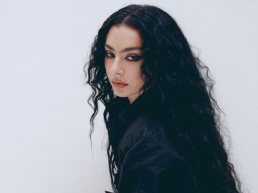 Charli xcx - Foto: Reprodução / Instagram @charli_xcx