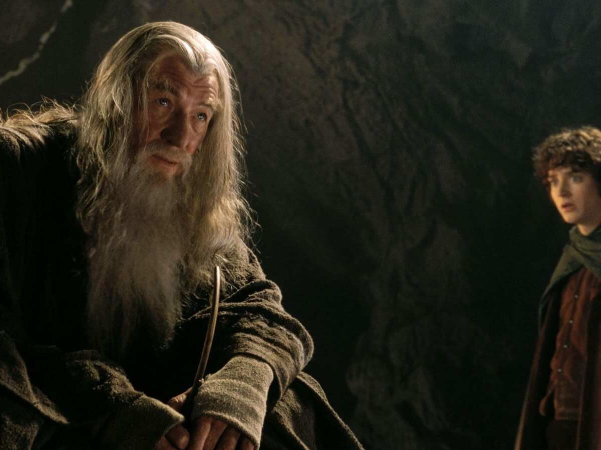 Ian McKellen ainda sente dores meses após cair de palco