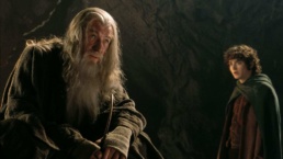 Ian McKellen ainda sente dores meses após cair de palco